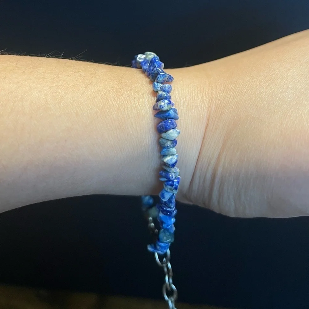 Lápis lazuli chip silver tone bracelet